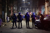 Policiais observam movimentação na cracolândia, no centro de SP