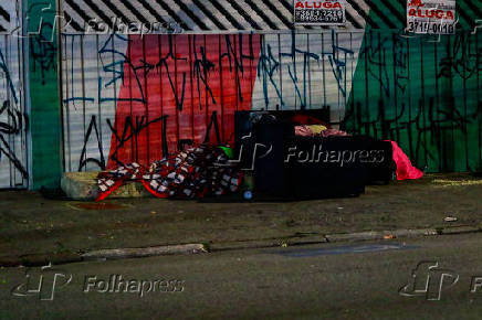 Moradores de rua enfrentam frio em SP