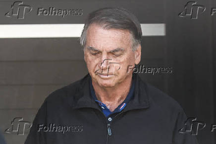 Ex presidente Jair Bolsonaro deixa sua casa