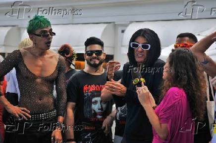 Fãs da cantora Lady Gaga, em frente ao hotel Copacabana Palace