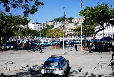 Governador do rio, claudio castro entrega carros para policia militar do estado