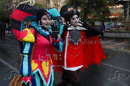 El 'Día del Orgullo Friki' se fortalece en Bolivia con un desfile cientos de fanáticos