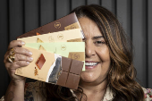 Fundadora da Sodiê Doces posa com nova linha de chocolates