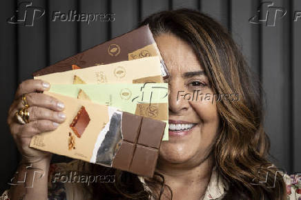 Fundadora da Sodiê Doces posa com nova linha de chocolates