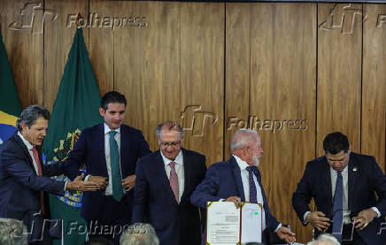 Lula assina MP com R$ 30 bi para setores atingidos pelo tarifaço