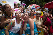 Bloco de Carnaval Ritaleena desfila na Zona Oeste de SP