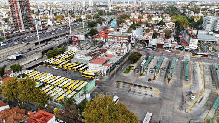 Argentine bus unions call a strike to demand wage increase