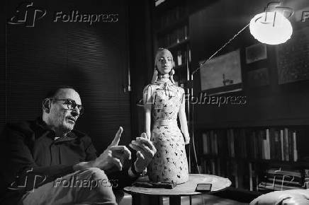 O editor Luiz Schwarcz em sua casa, em São Paulo