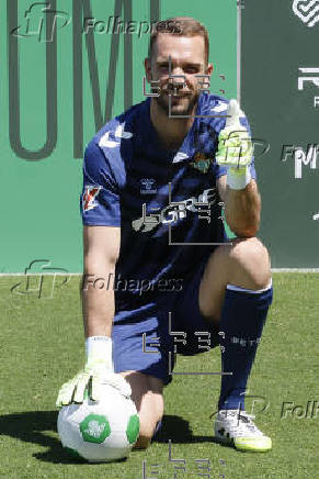 El portero Pau López y el central argentino Valentín Gómez son presentados como nuevos jugadores del Real Betis