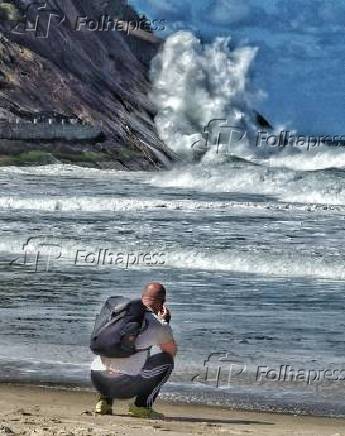 Ressaca na praia do Leme no Rio de Janeiro