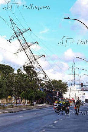 Ônibus danifica torre de energia em Contagem