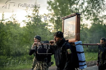 Orthodox Christians take part in annual Velikoretsky Cross procession