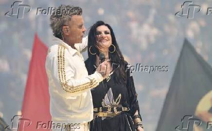 Robbie williams e laura pausini lideram a inesquecível preparação para a copa do mundo de clubes da fifa na partida final entre chelsea e psg.
