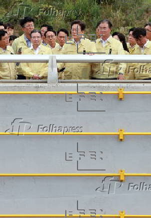 South Korean president pays tribute to victims of flood-hit tunnel