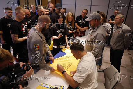 Oleksandr Usyk meets Ukrainian war veterans ahead of his fight against Daniel Dubois