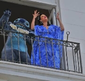 Fãs da cantora Lady Gaga, em frente ao hotel Copacabana Palace
