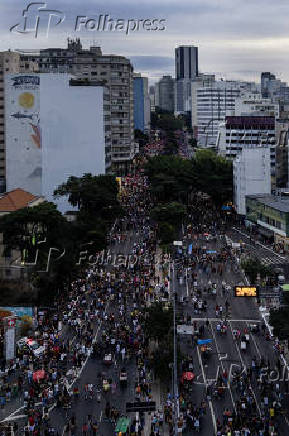 Parada LGBT+ é realizada na avenida Paulista