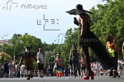 Miles de manifestantes se preparan para iniciar la gran marcha del Orgullo en Madrid