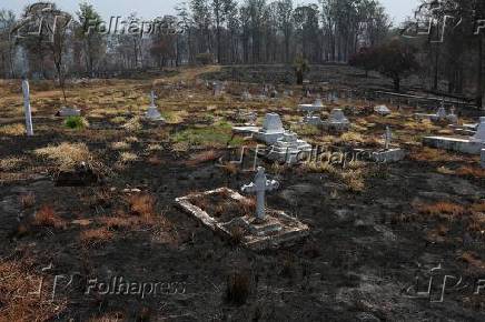 Cemitério queimado após incêndio em Franco da Rocha/SP
