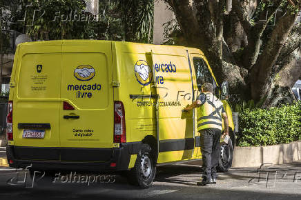Van da empresa Mercado Livre faz entregas