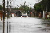 A chuva que cai no Rio Grande do Sul desde segunda-feira (16), alagou ruas em Canoas-RS
