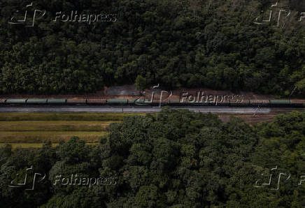 Trem de carga passa no extremo sul da capital paulista