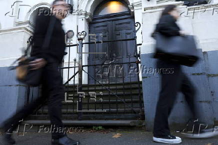 Melbourne synagogue door set on fire