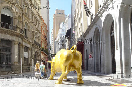 Estátua do Touro de Ouro na B3, em São Paulo