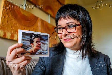 A atriz Luciene Adami mostra foto de quando interpretou a personagem Guta
