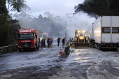 Caminhão de combustível tomba e pega fogo na BR-101, em Palhoça (SC)
