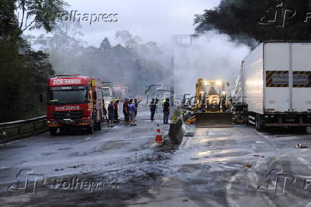 Caminhão de combustível tomba e pega fogo na BR-101, em Palhoça (SC)