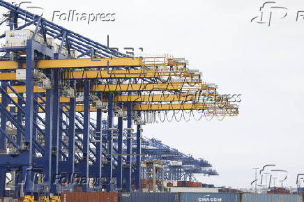 US President Trump's 10 percent tariff cuts about a third of traffic at the Los Angeles Port