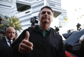 O ex-presidente Jair Bolsonaro fala com a imprensa após prestar depoimento na PF