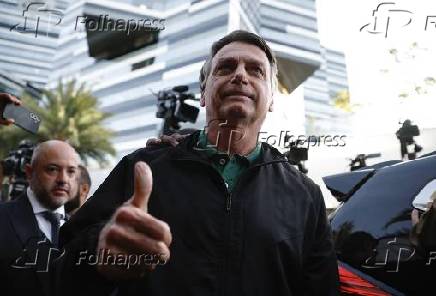 O ex-presidente Jair Bolsonaro fala com a imprensa após prestar depoimento na PF