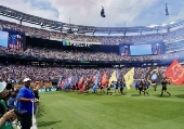 Robbie williams e laura pausini lideram a inesquecível preparação para a copa do mundo de clubes da fifa na partida final entre chelsea e psg.