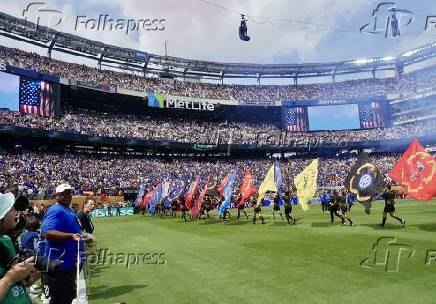 Robbie williams e laura pausini lideram a inesquecível preparação para a copa do mundo de clubes da fifa na partida final entre chelsea e psg.