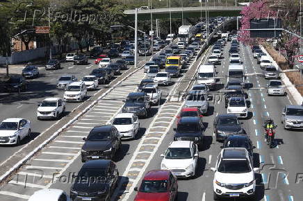 Movimentação intensa de veículos no Complexo Cebolinha