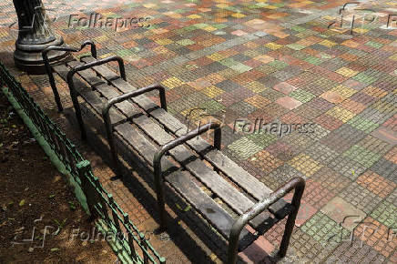 Bancos com divisórias em ferro da praça Dom Jose Gaspar, no centro de SP
