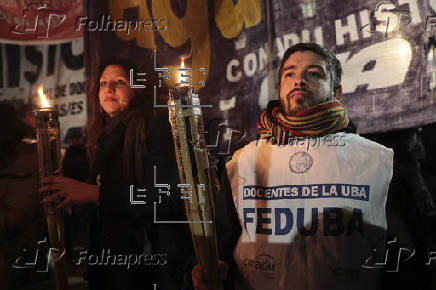 Docentes y estudiantes marchan en Buenos Aires por educación pública