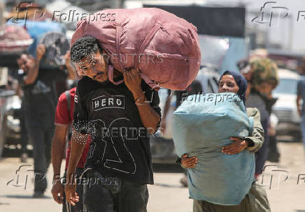 Displaced Palestinians flee Khan Younis
