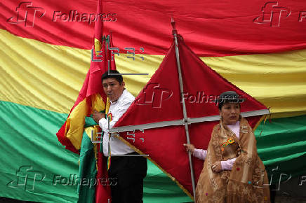 Bolivianos celebran en Asunción bicentenario con desfile y homenaje de Armada Paraguaya