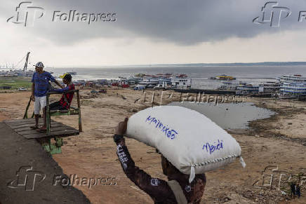 Carregadores movimentam mercadorias no Porto de Manaus