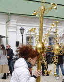 Installation of the cross on Kyiv's Trinity Gate Church after restorarion