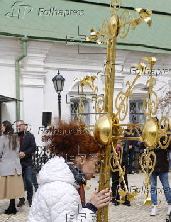 Installation of the cross on Kyiv's Trinity Gate Church after restorarion