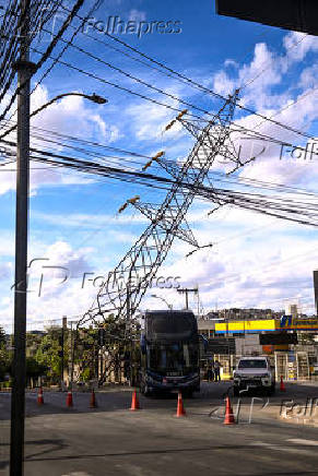 Ônibus danifica torre de energia em Contagem