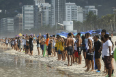 Activisats participan en 'Abrazo a los Océanos' para celebrar el Día Mundial de los Océanos