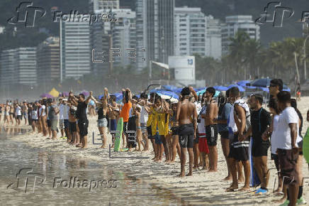 Activisats participan en 'Abrazo a los Océanos' para celebrar el Día Mundial de los Océanos