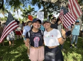 Miles de vecinos de Donald Trump van a su casa de Mar-a-Lago a gritarle: 'No Kings'