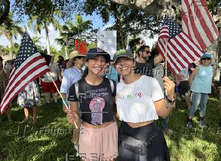 Miles de vecinos de Donald Trump van a su casa de Mar-a-Lago a gritarle: 'No Kings'