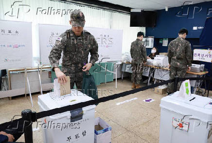 People cast early votes for the upcoming presidential election